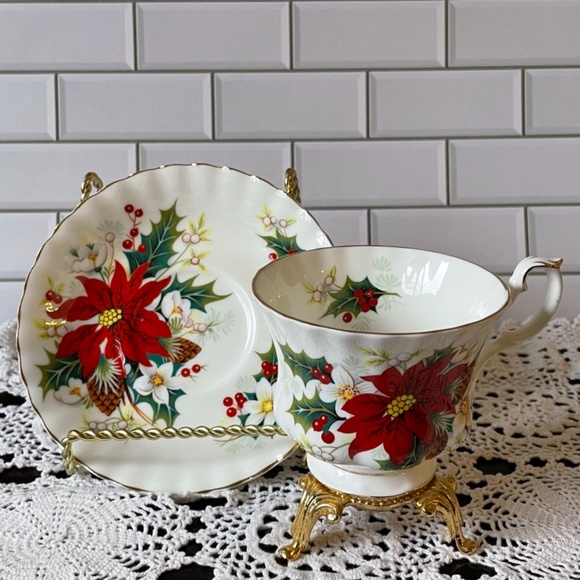 Royal Albert Poinsettia saucer and tea cup. Bone China made in England. - Picture 2 of 12